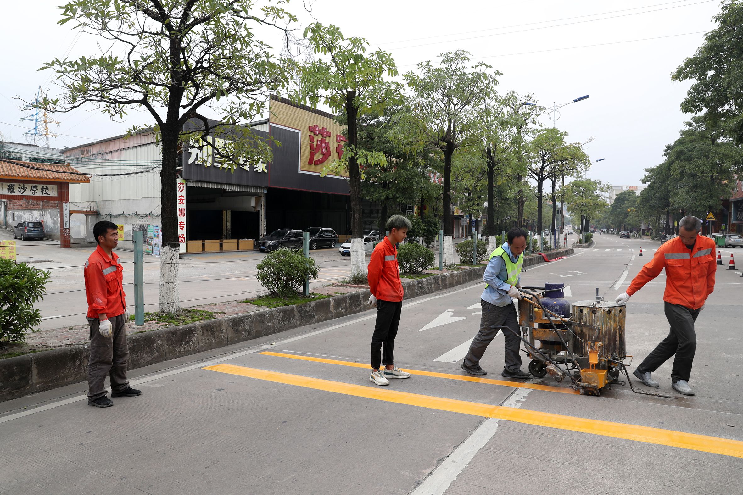 落实人大代表建议确保师生行人安全