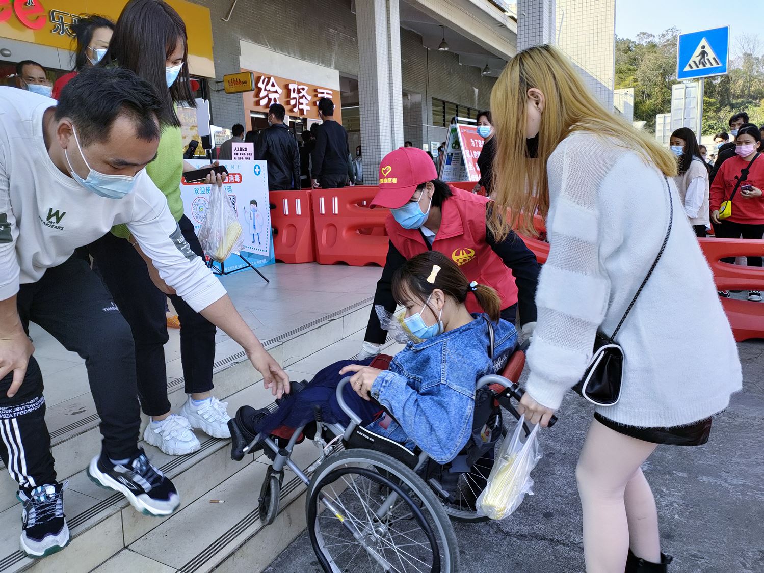 助残助困专职志愿者活跃高速服务区 为行动不便旅客助一臂之力