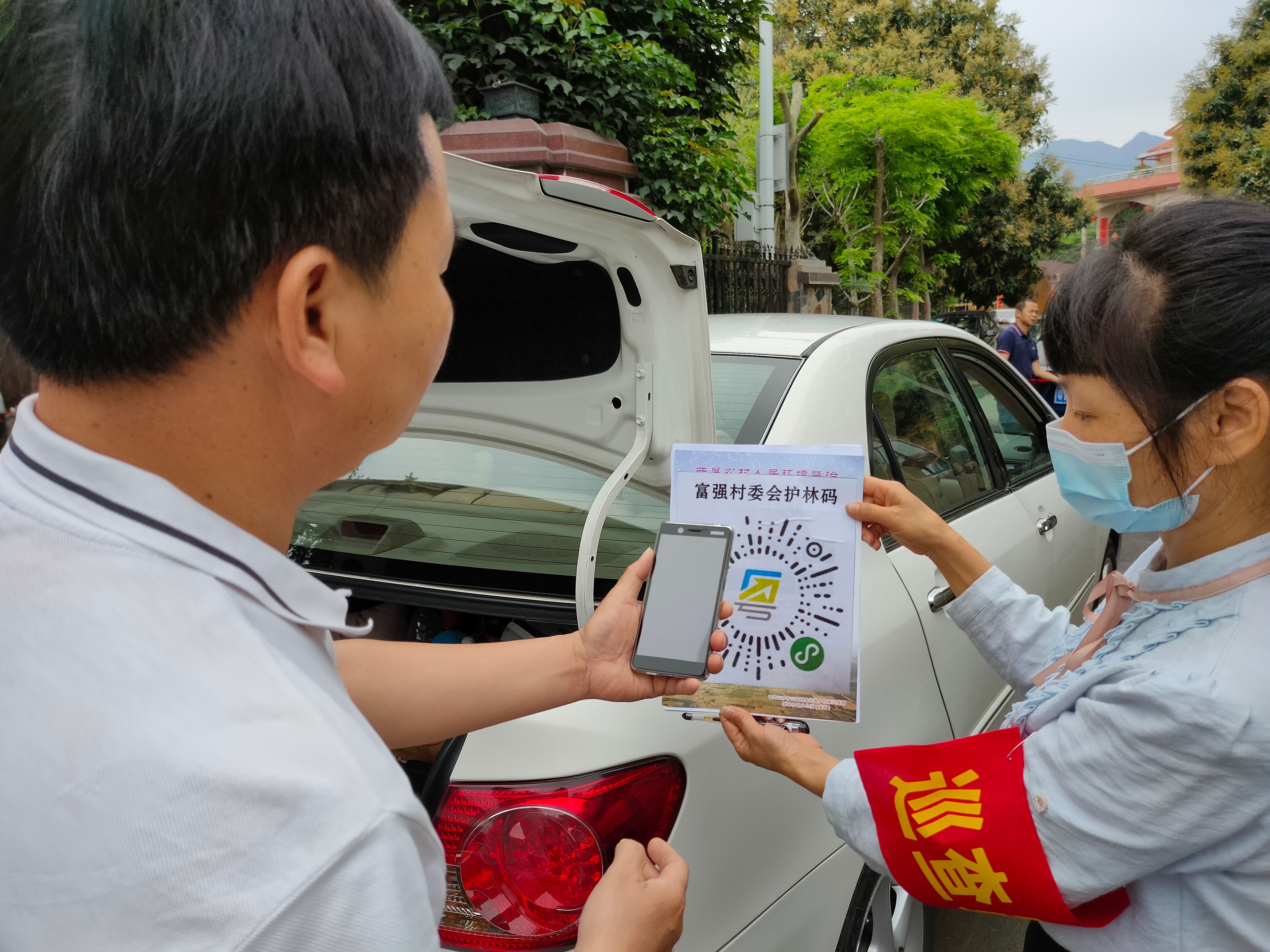 4月4日，云安区六都镇富强村委森林防火检查点工作人员在对所有进入车辆作仔细检查1