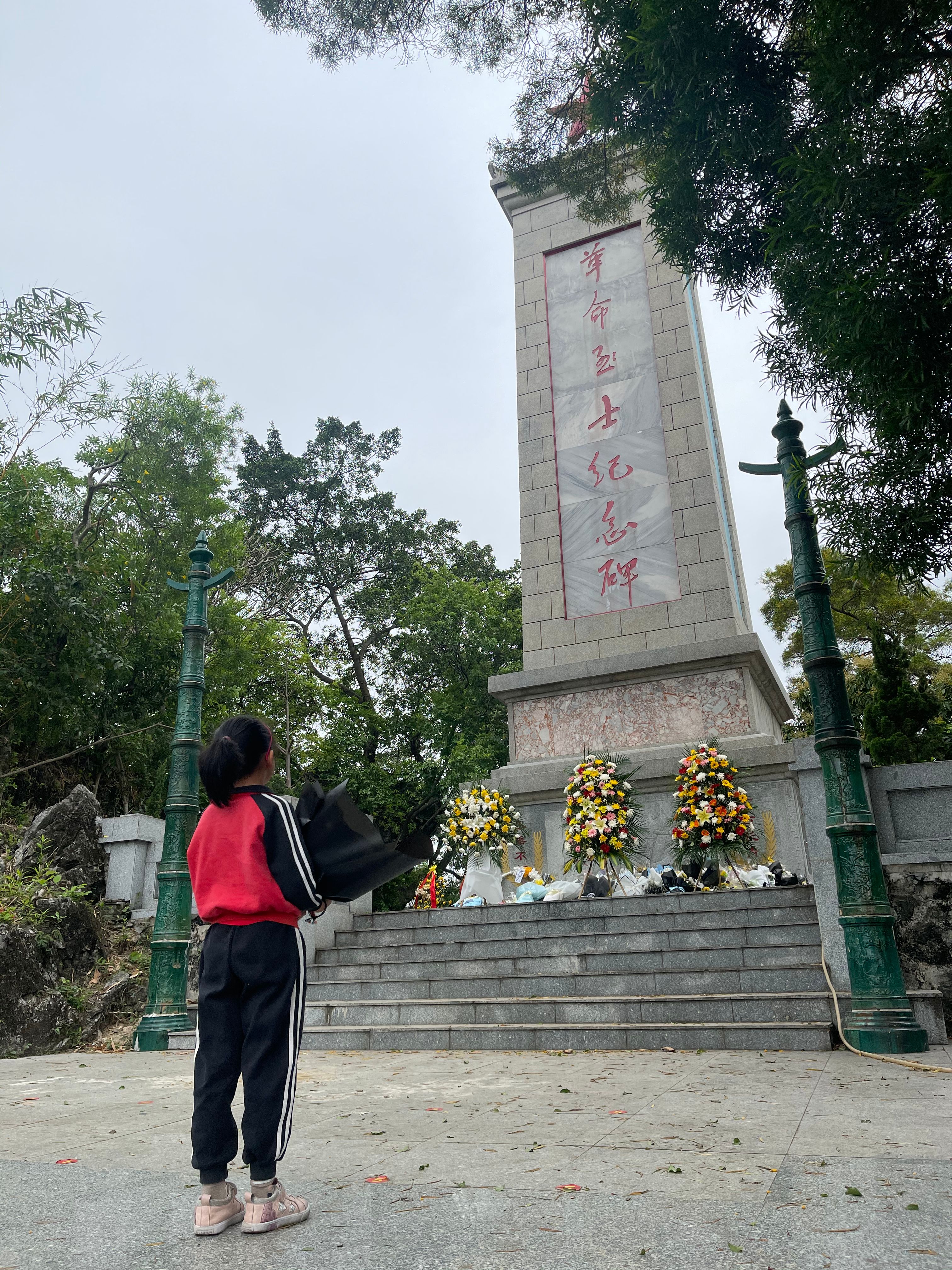 清明节市民自发拜祭先烈