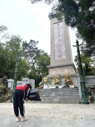 云浮市民自发拜祭先烈