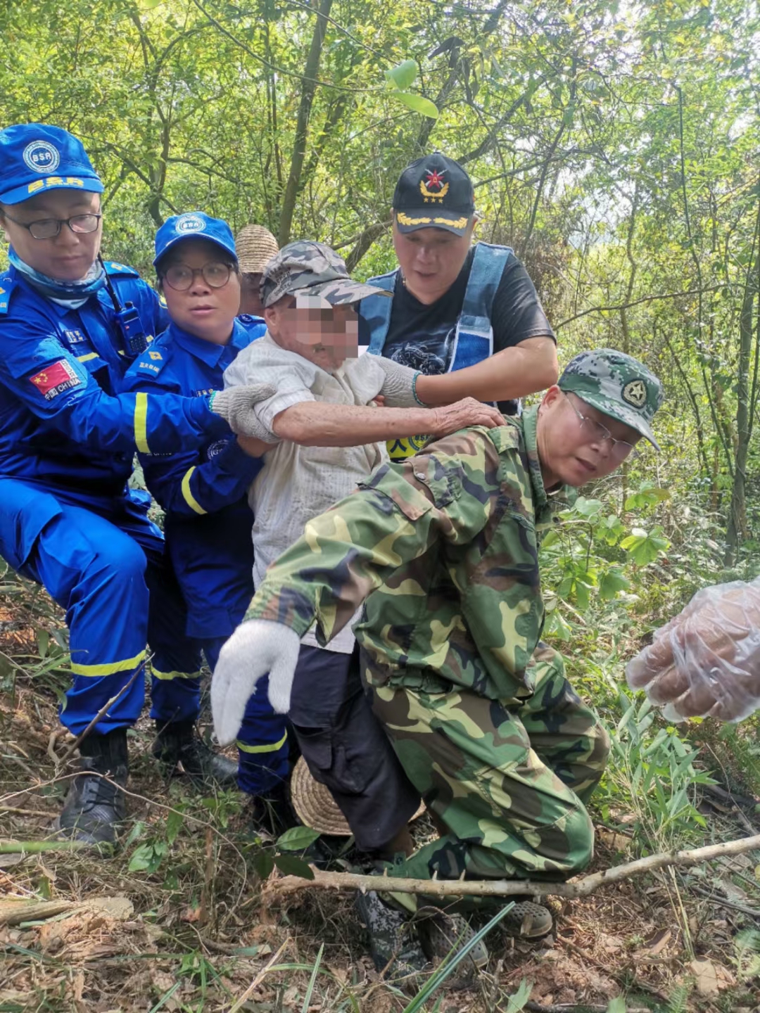 新兴：八旬老人迷失山林 多方联合搜救成功