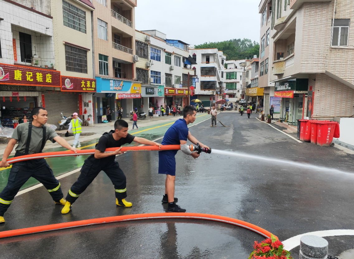 郁南消防开展街区路面清洗行动助力美丽圩镇建设