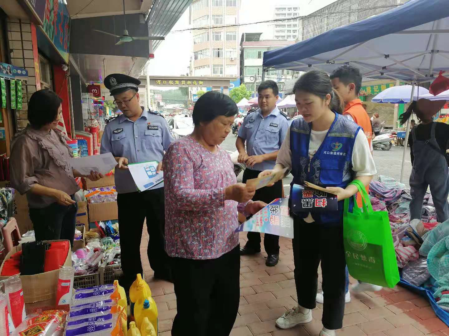 河口街开展平安建设暨禁毒、反诈、扫黑除恶宣传活动