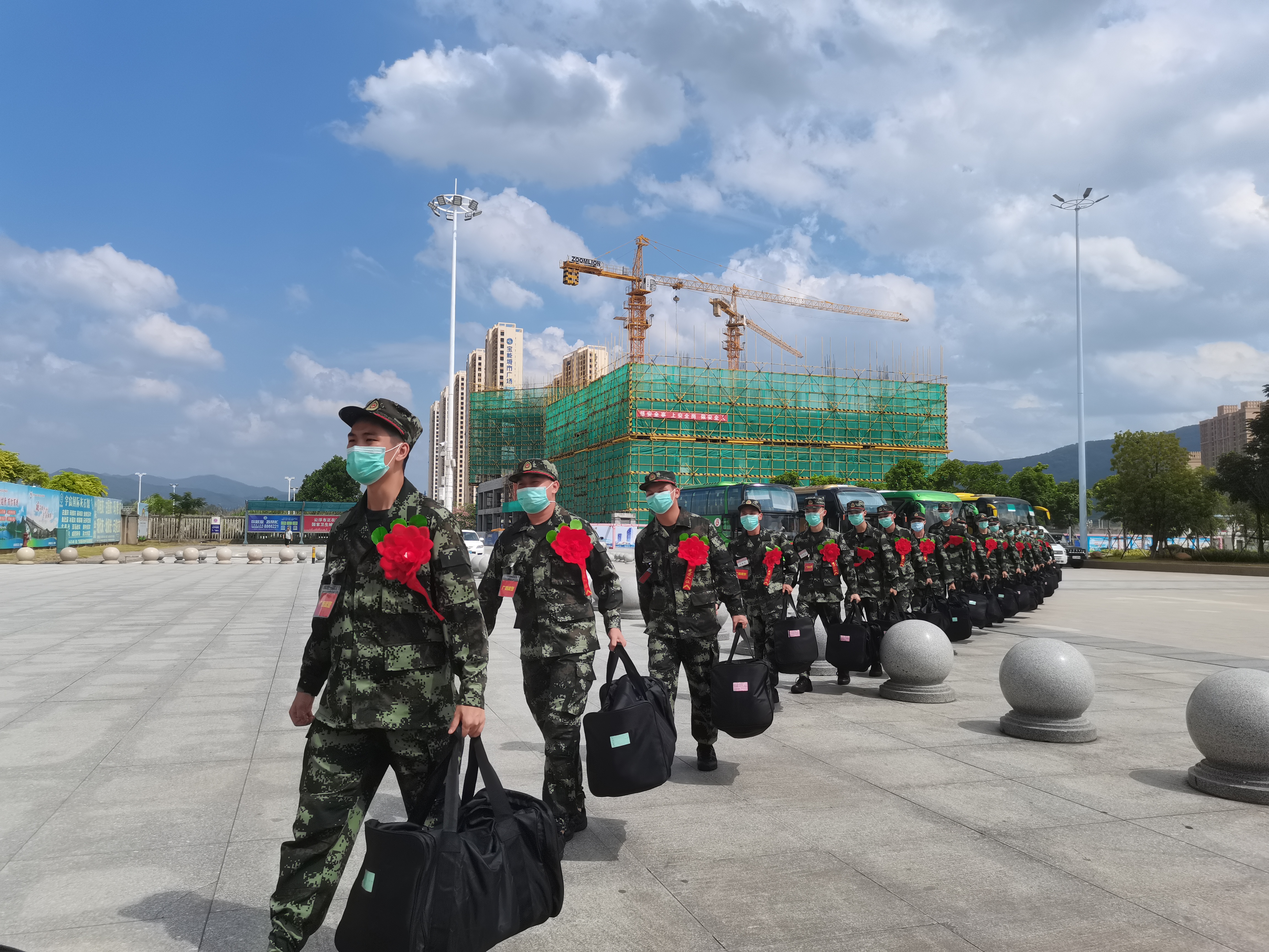 云浮举行2020年新兵入伍欢送仪式首批155名新兵踏上军旅征程