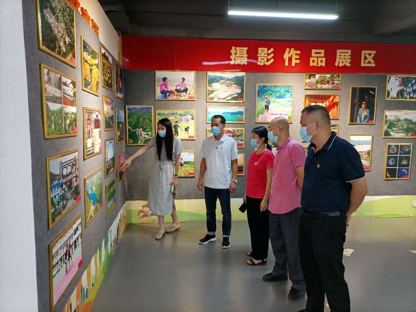 云安园区管委会：观看图片展 增强凝聚力