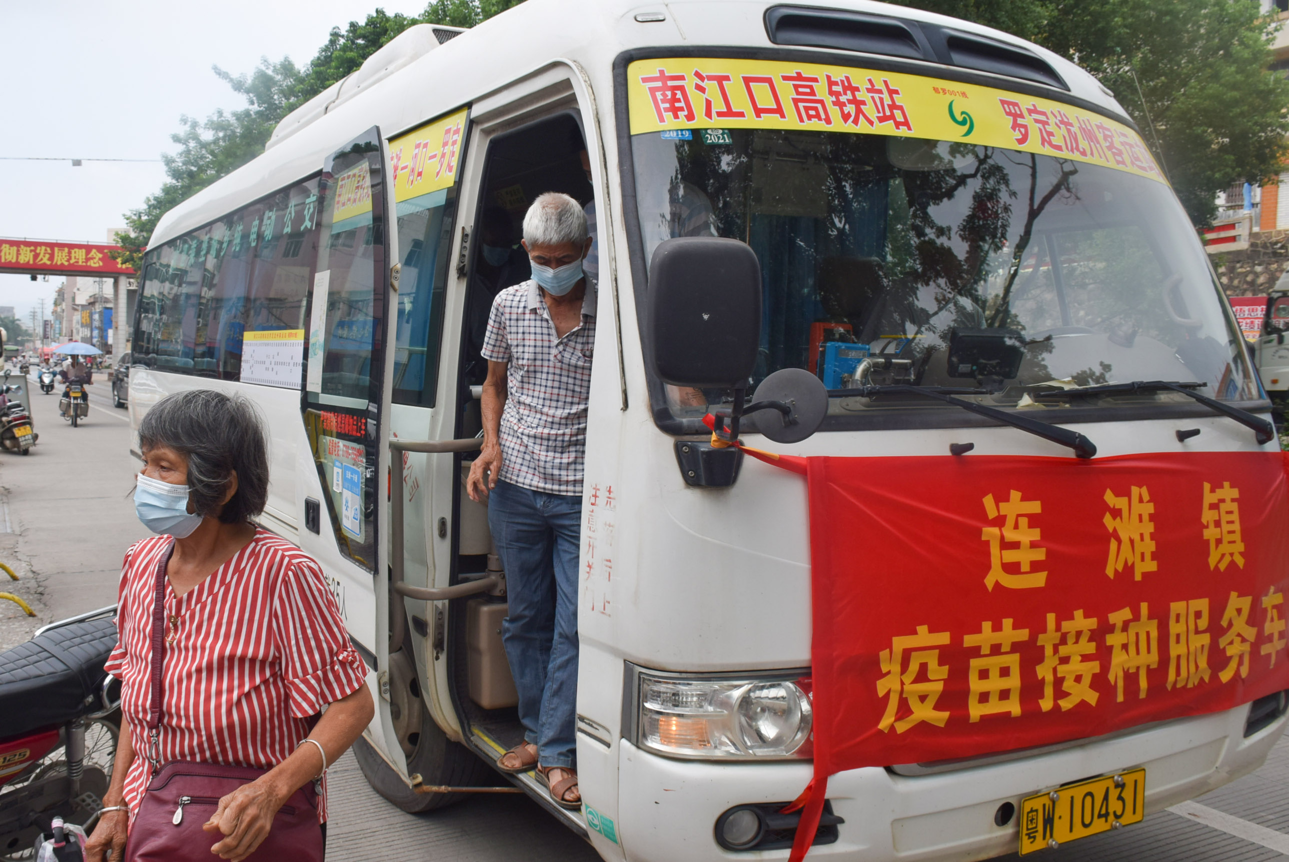 “疫苗接种服务车”纷纷开进乡村