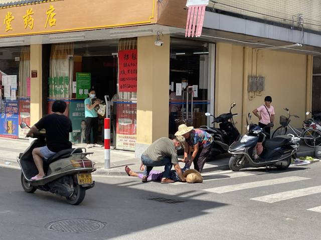 执法党员救助摔倒老人 小小举动暖人心