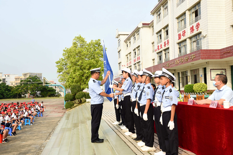 郁南县首支“少年交警队”成立1