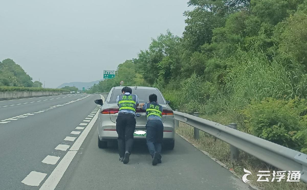 电能耗尽汽车高速公路上抛锚