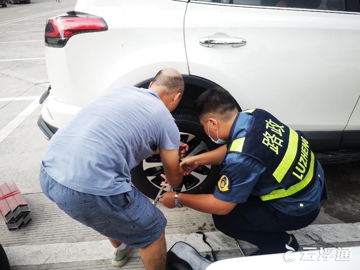 出行高峰日，汽车高速爆胎 愁煞了司机哥，忙坏了路政员1